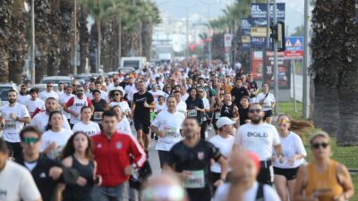 Karşıyaka'da 1500 kişi Ata'dan Ana'ya Saygı Koşusu'nda buluştu! Atatürk'ü anmak