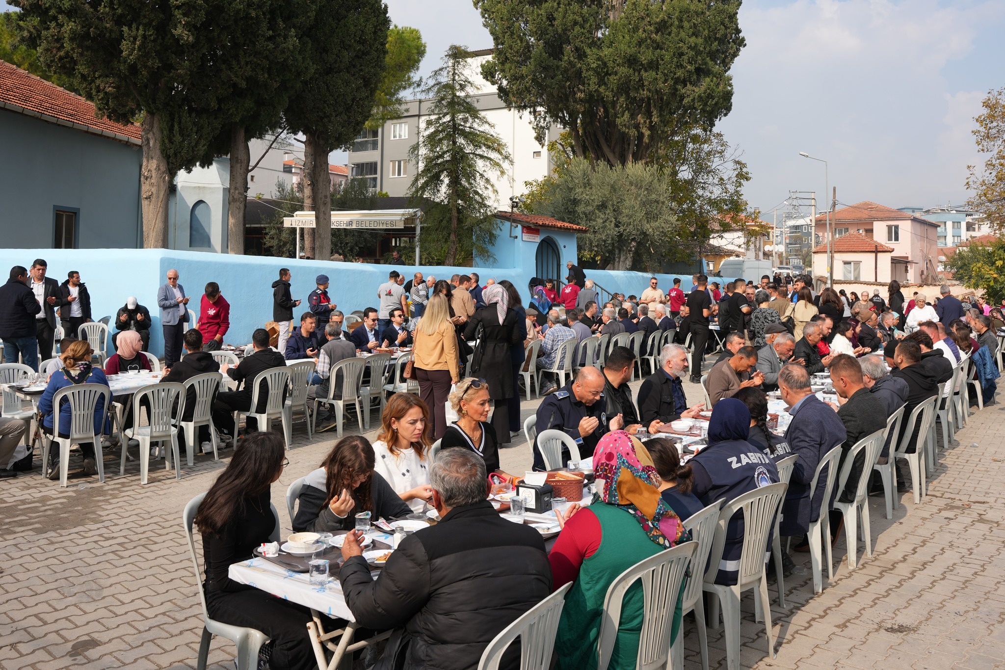 Kemalpaşa Ulucak Cuma Camii önünde Hasan Türkmen anma Mevlid-i Şerif programına katılan protokol ve vatandaşlar