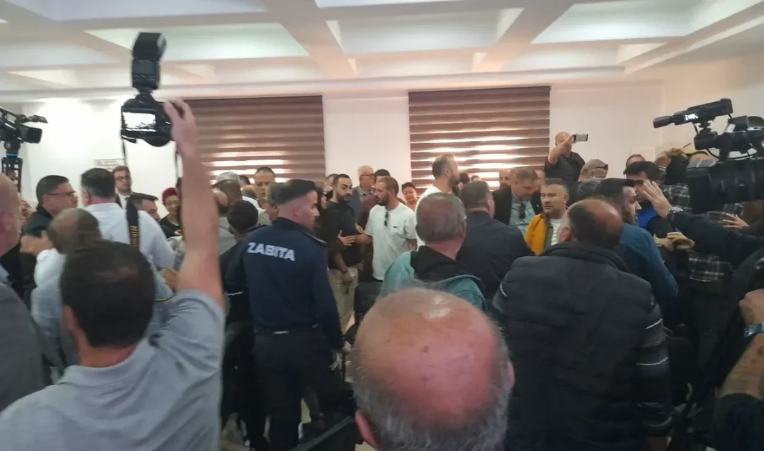 Ortalık Savaş Alanına Döndü! Kuşadası Meclis Üyeleri Birbirine Girdi Kuşadası Belediye Meclisi toplantısında İYİ Parti ve CHP'li üyeler arasında