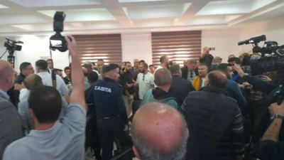 Kuşadası Belediye Meclisi toplantısında İYİ Parti ve CHP'li üyeler arasında