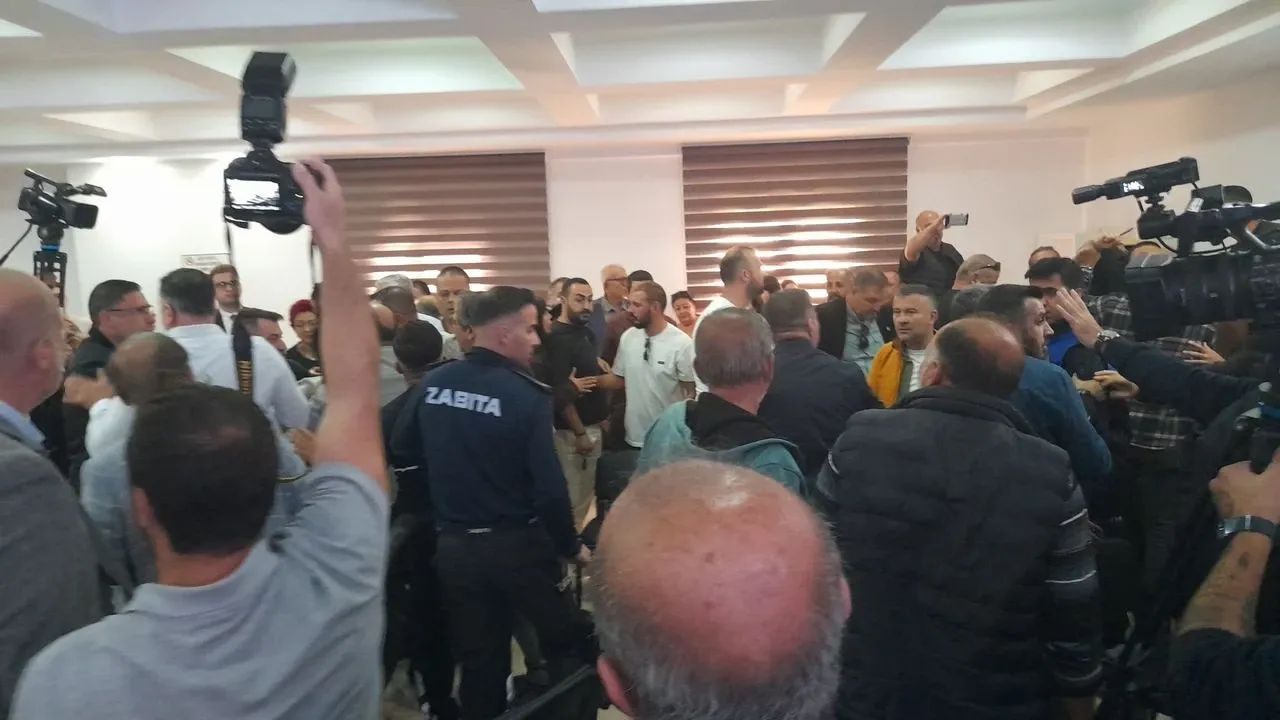 Kuşadası Belediye Meclisi toplantısında İYİ Parti ve CHP'li üyeler arasında