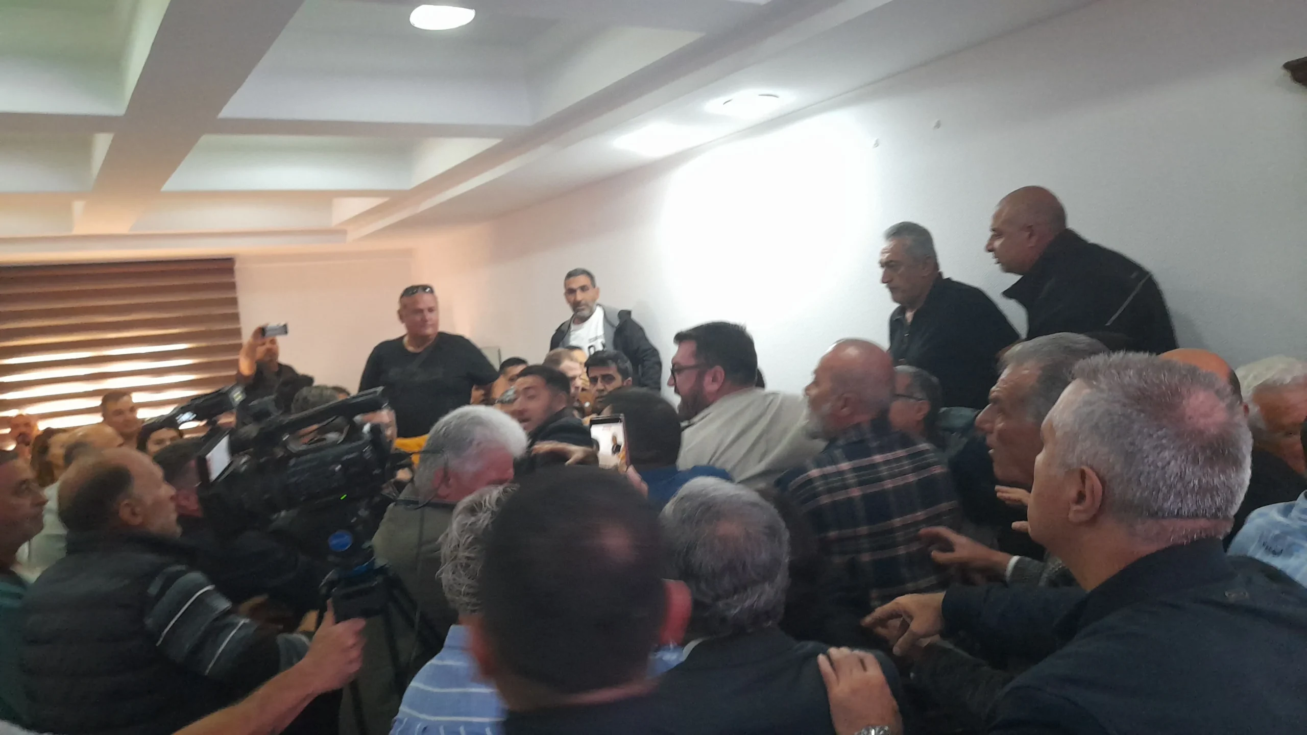 Kuşadası Belediye Meclisi toplantı salonunda çıkan kavga anı veya zabıta müdahalesi