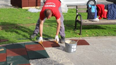 Menderes Belediyesi, çocuk parklarındaki yıpranmış kauçuk zeminleri yenileme çalışması başlattı.