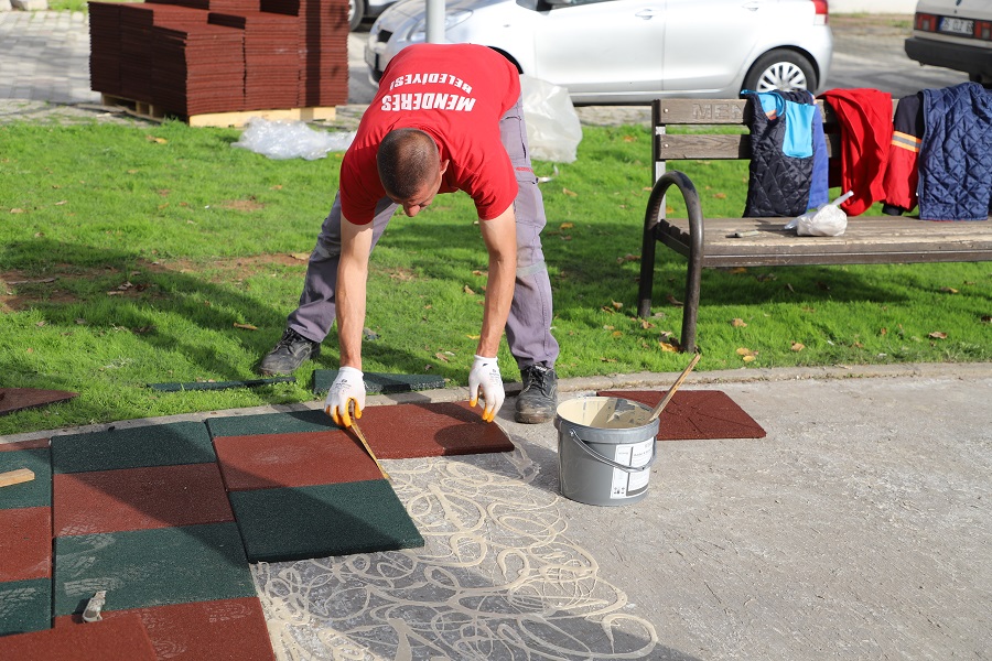 Menderes Belediyesi, çocuk parklarındaki yıpranmış kauçuk zeminleri yenileme çalışması başlattı.