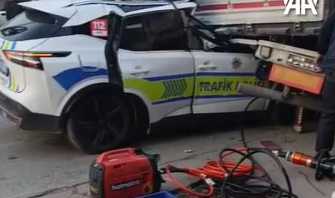 Manisa Alaşehir'de trafik polislerini taşıyan ekip aracı TIR'a çarptı. Feci