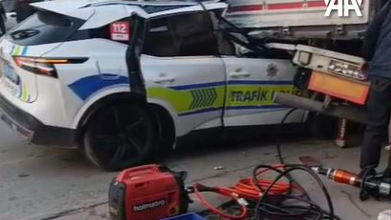 Manisa Alaşehir'de trafik polislerini taşıyan ekip aracı TIR'a çarptı. Feci