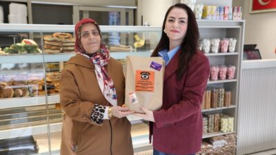 Menderes Belediyesi, 25 Kasım'da fırınlarda destek adreslerinin bulunduğu kese kâğıtları