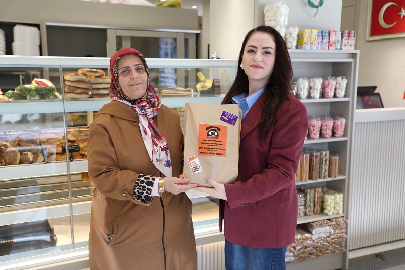 Menderes Belediyesi, 25 Kasım'da fırınlarda destek adreslerinin bulunduğu kese kâğıtları