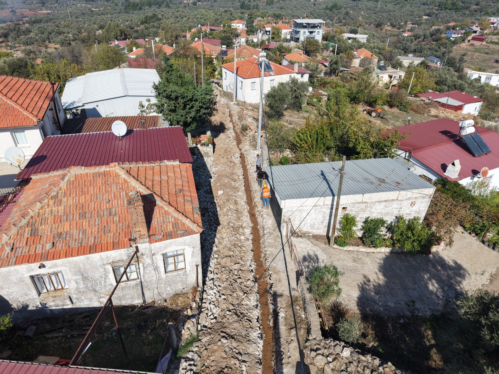 Milas Söğütcük Mahallesi’nde, MUSKİ ekiplerinin içme suyu boru hattı yenileme çalışması