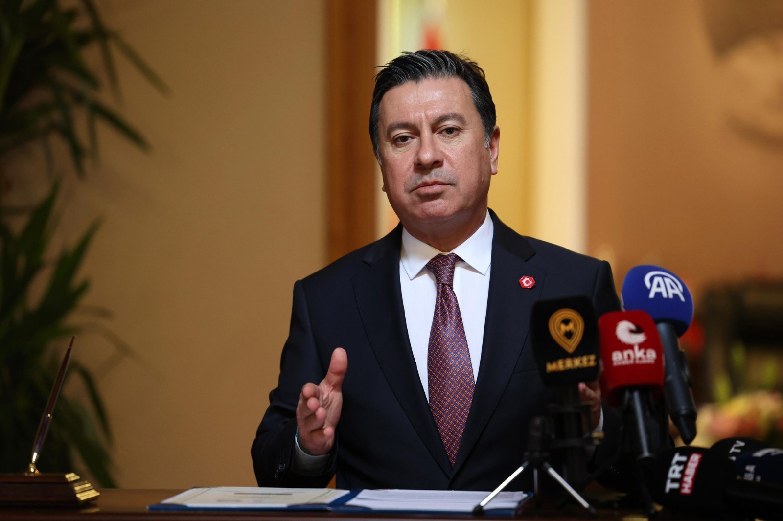 Muğla Büyükşehir Belediye Başkanı Ahmet Aras ve Ula Belediye Başkanı Mehmet Caner'in huzurevi protokolünü imzalarken görüntüsü