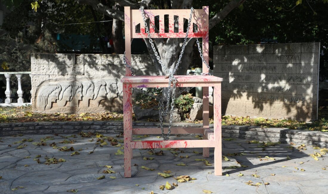 Muğla Büyükşehir Belediyesi, 25 Kasım'da 13 ilçede zincirli boş sandalyelerle