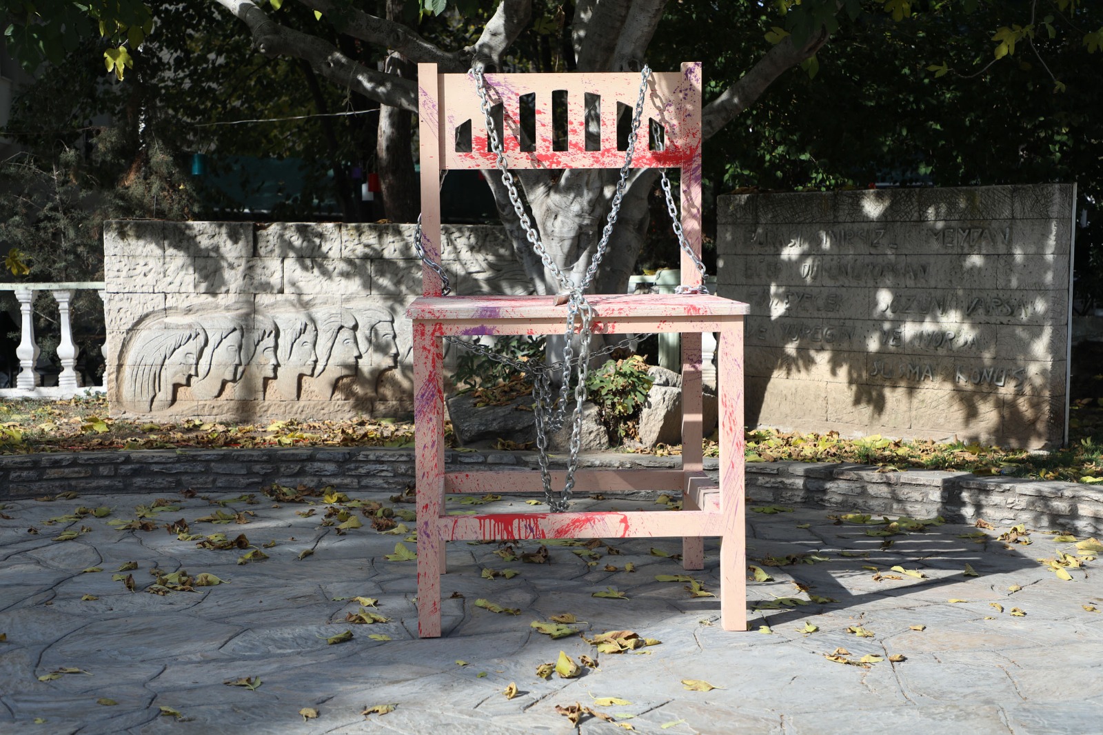 Muğla Büyükşehir Belediyesi, 25 Kasım'da 13 ilçede zincirli boş sandalyelerle