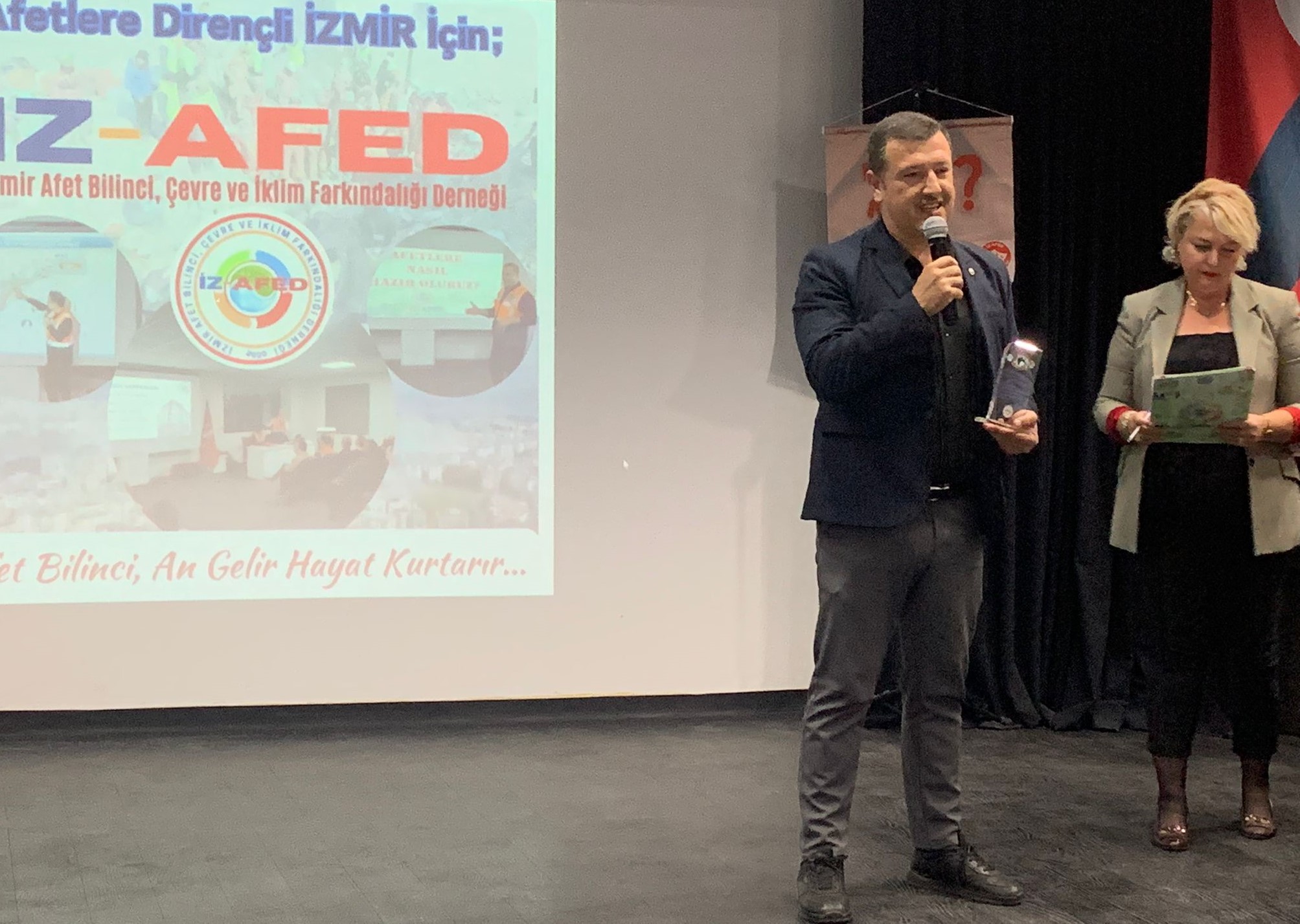 Nhaberizmir Gazetesi, İZ-AFED'in 5. yıl dönümünde afet bilinci ödülü aldı.