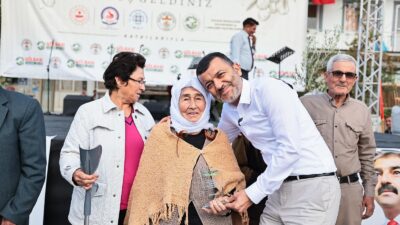 Denizli’de 95 yaşındaki Hilmiye Teyze'nin "Atatürk’ün çocuğuyum" diyerek okuduğu Andımız,