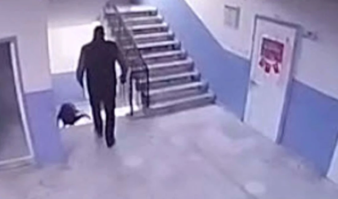 ŞOK GÖRÜNTÜ! Otizmli Öğrenciyi İten Müdüre Soruşturma! Kaymakamlık Görevden Aldı! Manisa Turgutlu'da otizmli öğrenci B.U.U.'nun merdivenden düşme anı kameraya yansıdı.