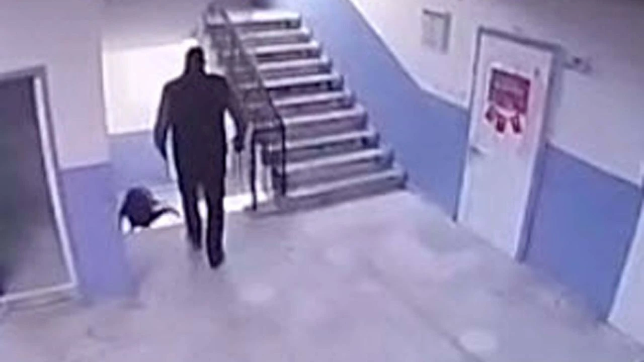 Manisa Turgutlu'da otizmli öğrenci B.U.U.'nun merdivenden düşme anı kameraya yansıdı.