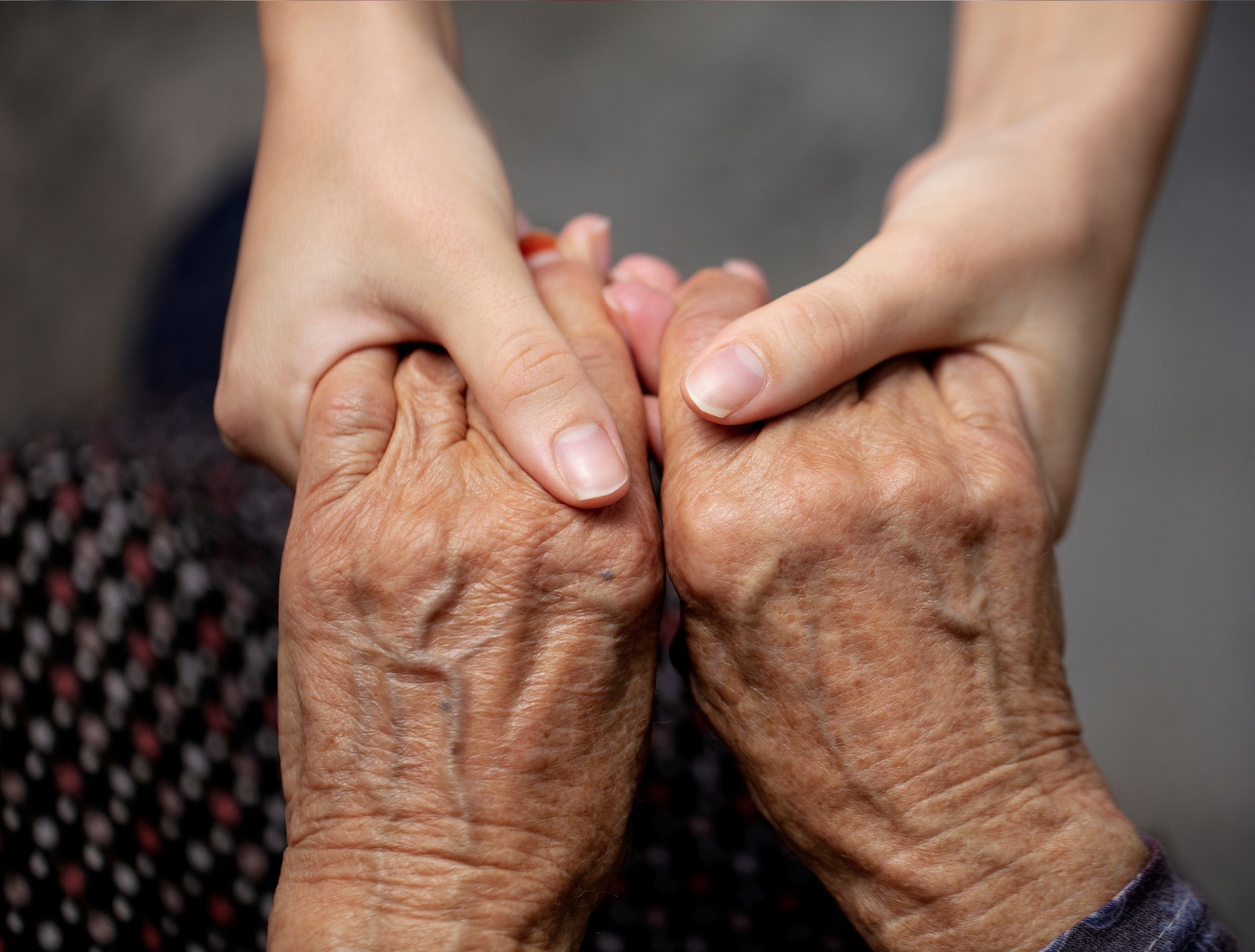 Teknoloji ve Dayanışma Buluşuyor: Yaşlı Bakımında Devrim İzmir'de!