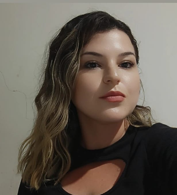 Tuğçe Arabacı Tuğçe Arabacı yazar fotoğrafı