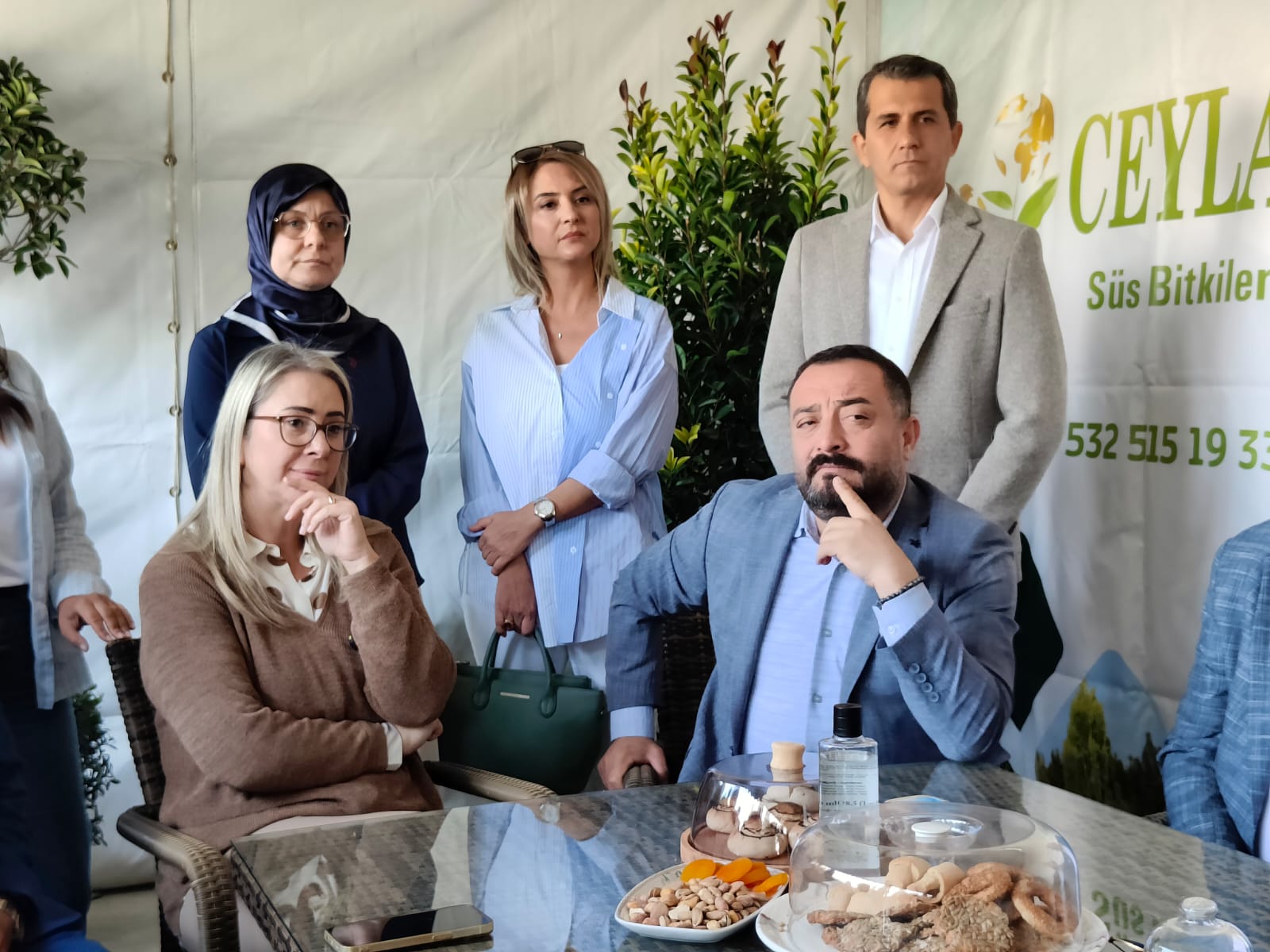 Ödemiş Süs Bitkileri Fuarı’nda AK Parti ve CHP arasında samimi