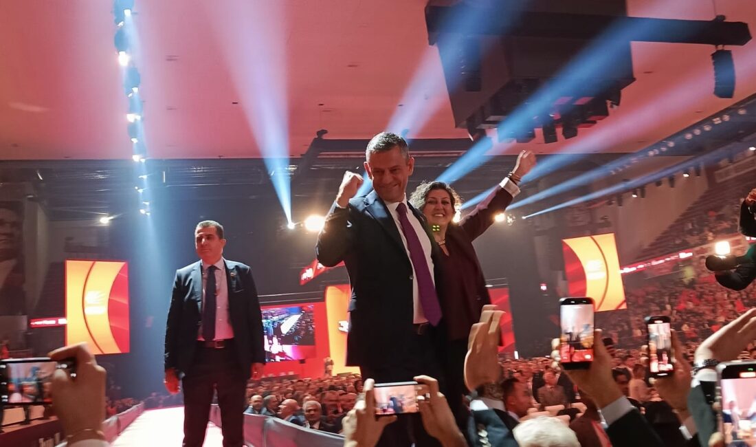CHP Genel Başkanı Özgür Özel, partisinin 39. Olağan Kurultayı'nda coşkuyla