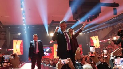 CHP Genel Başkanı Özgür Özel, partisinin 39. Olağan Kurultayı'nda coşkuyla