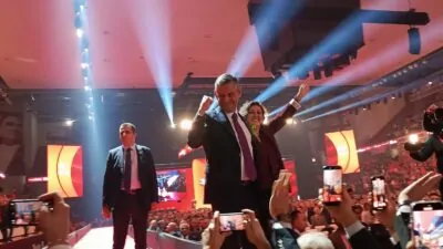 CHP Genel Başkanı Özgür Özel, partisinin 39. Olağan Kurultayı'nda coşkuyla