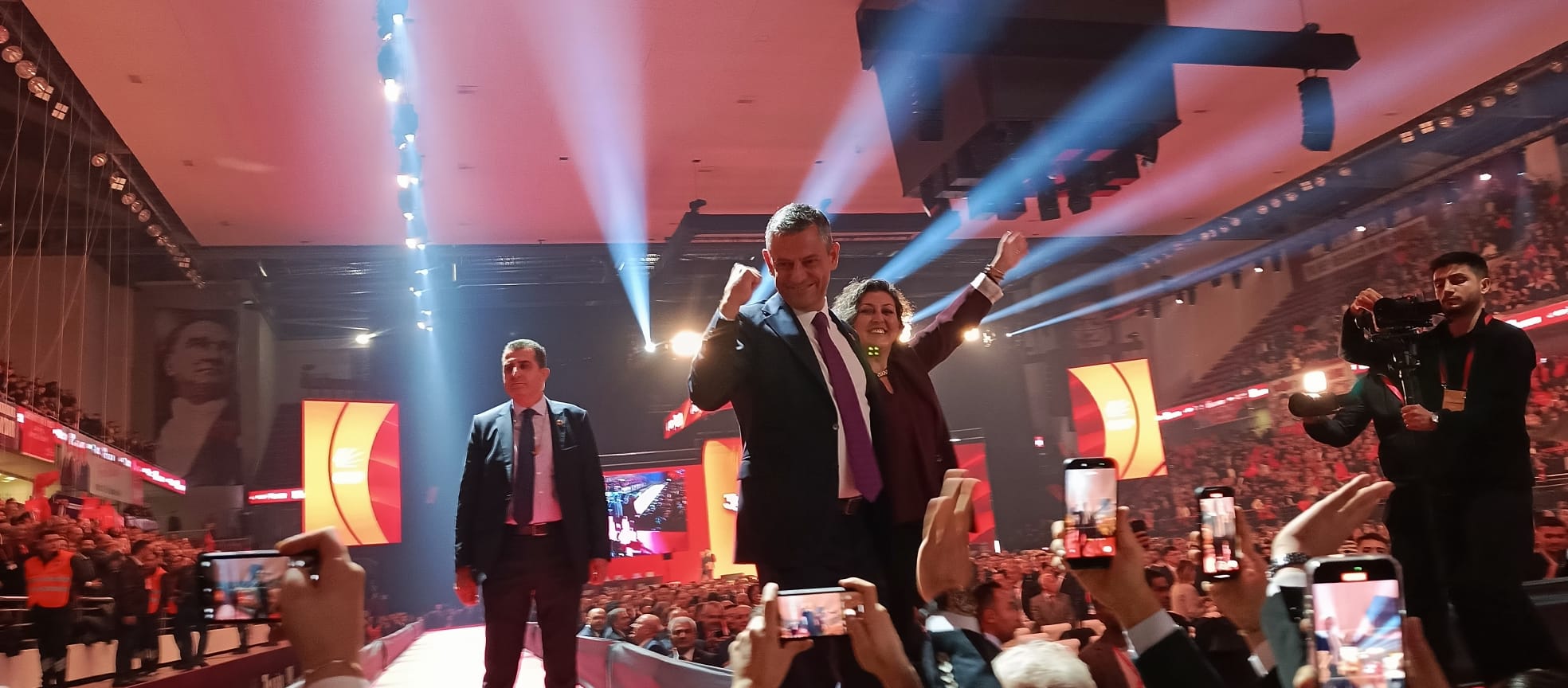 CHP Genel Başkanı Özgür Özel, partisinin 39. Olağan Kurultayı'nda coşkuyla