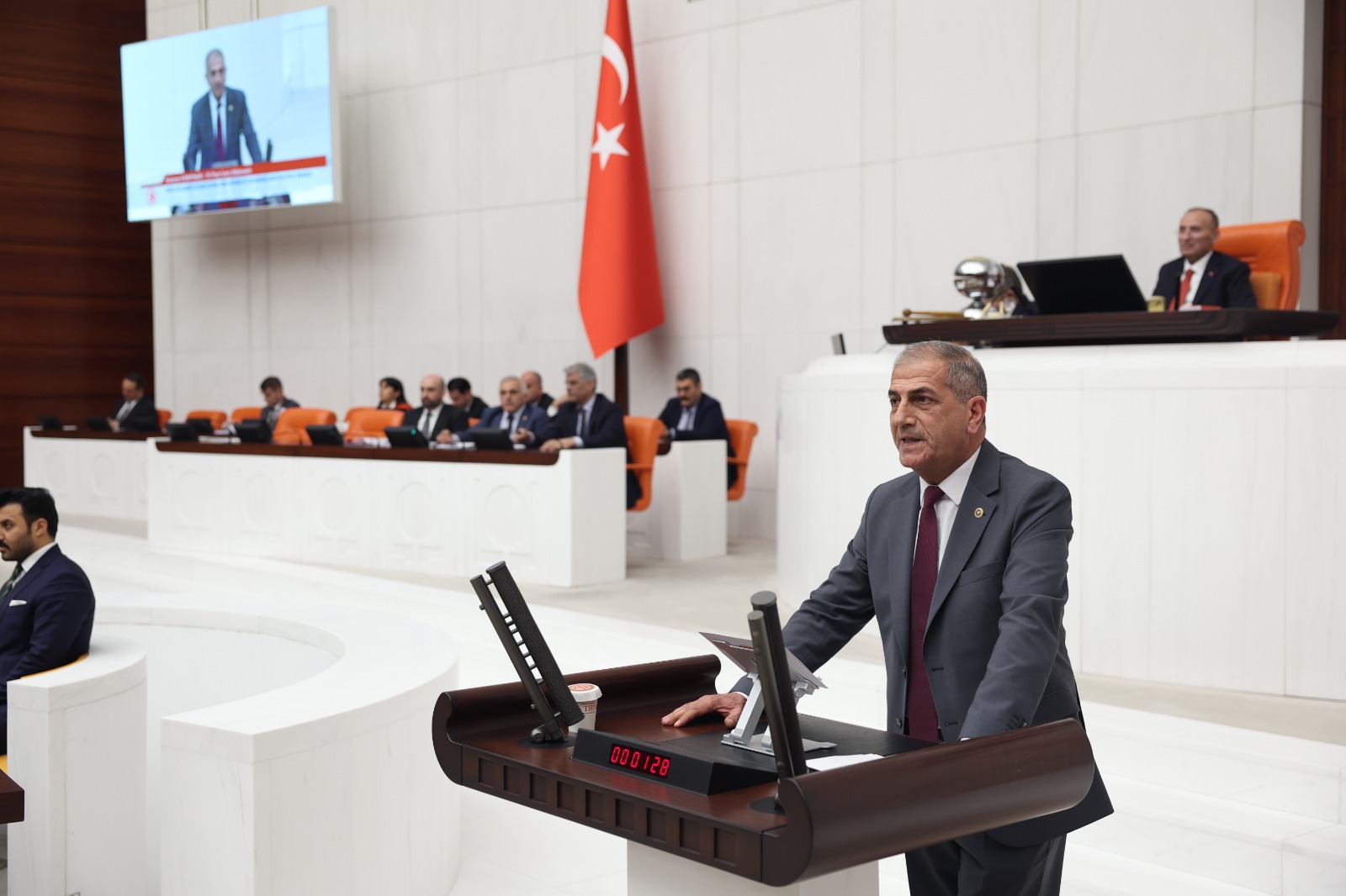 İzmir Milletvekili Hüsmen Kırkpınar, TBMM'deki yasa teklifinin yerel yönetimleri etkisizleştirdiğini