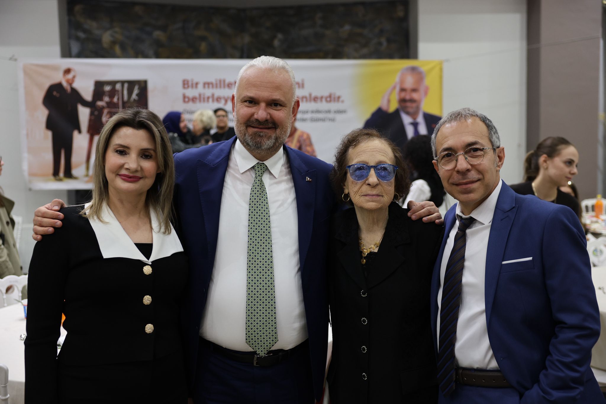 Menemen Belediyesi tarafından düzenlenen Öğretmenler Günü gecesi coşkuyla kutlandı. Bin'in