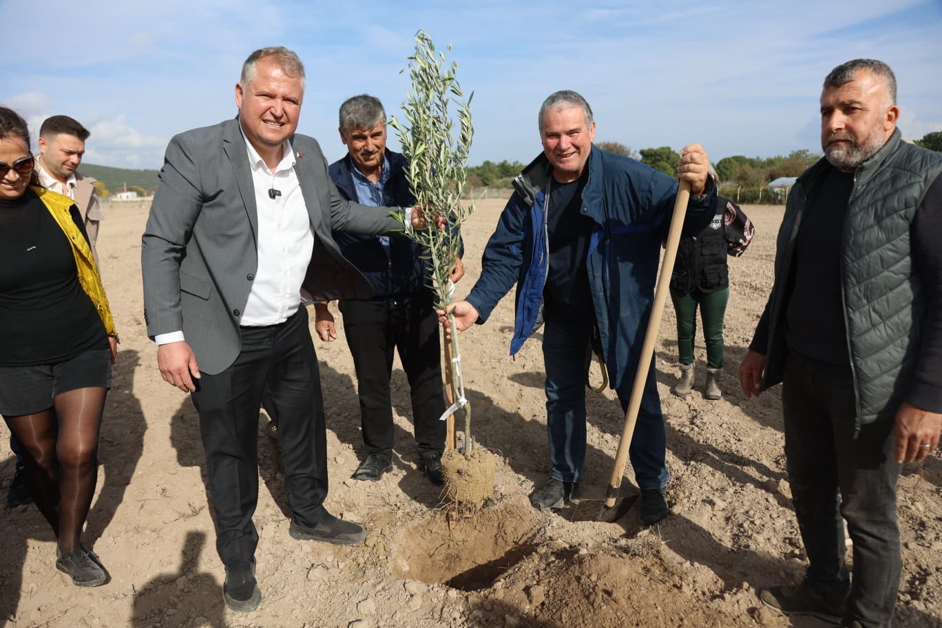 Urla Belediyesi, Atatürk'ün vasiyeti doğrultusunda Zeytin Koleksiyon Bahçesi'nde ilk fidanı