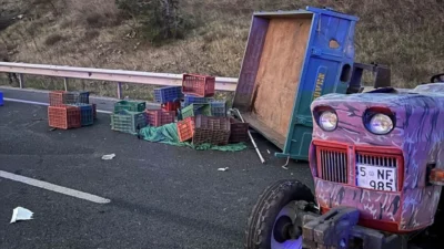 Manisa'nın Akhisar ilçesinde, zeytin toplamaya giden işçileri taşıyan traktörün römorkuna