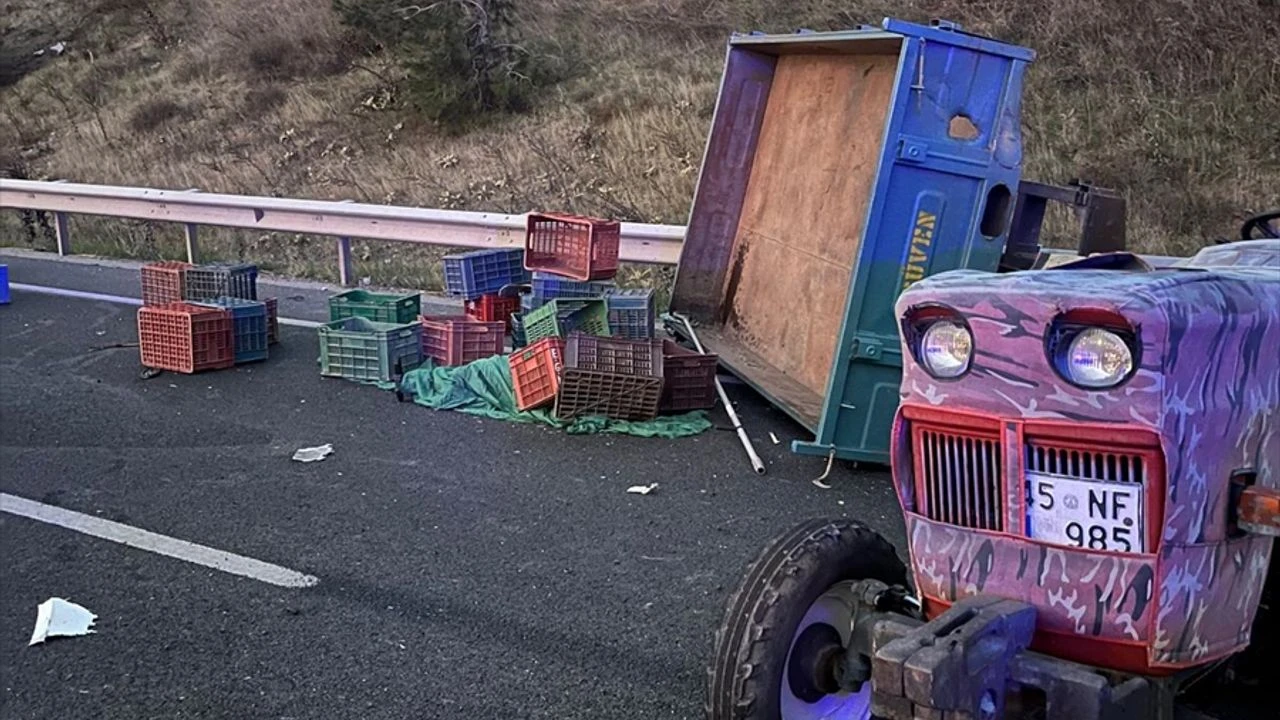 Manisa'nın Akhisar ilçesinde, zeytin toplamaya giden işçileri taşıyan traktörün römorkuna