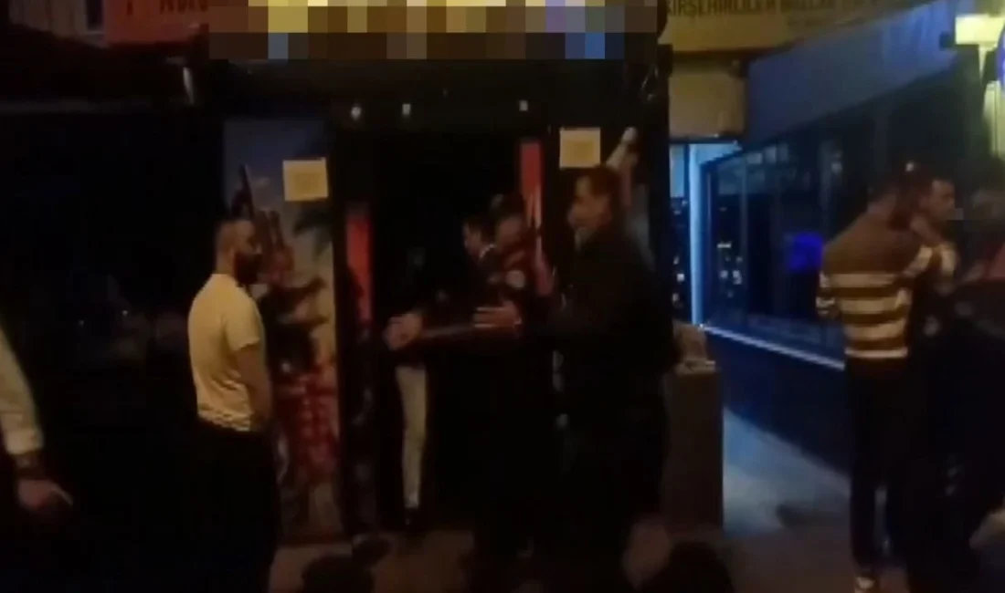 Ankara Kızılay’da Şok Baskın! Gece Kulüplerine ‘Fuhuş ve Dolandırıcılık’ Operasyonu Ankara Kızılay’da gece kulüplerine yönelik düzenlenen fuhuş ve dolandırıcılık operasyonunda