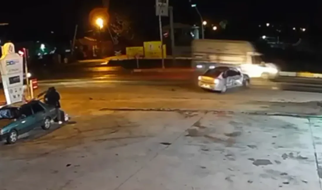 Aydın'ın Germencik ilçesi Mursallı Kavşağı'nda kamyonet ile otomobilin çarpışması sonucu