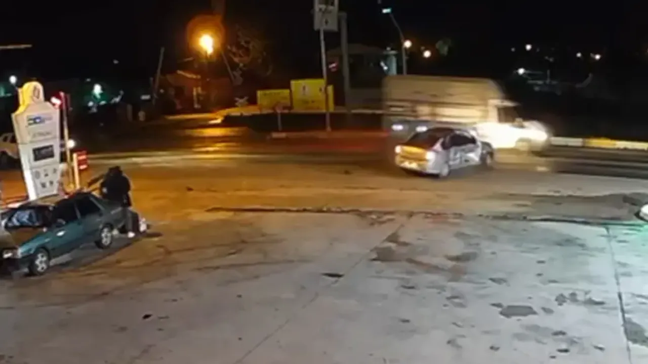 Aydın'ın Germencik ilçesi Mursallı Kavşağı'nda kamyonet ile otomobilin çarpışması sonucu