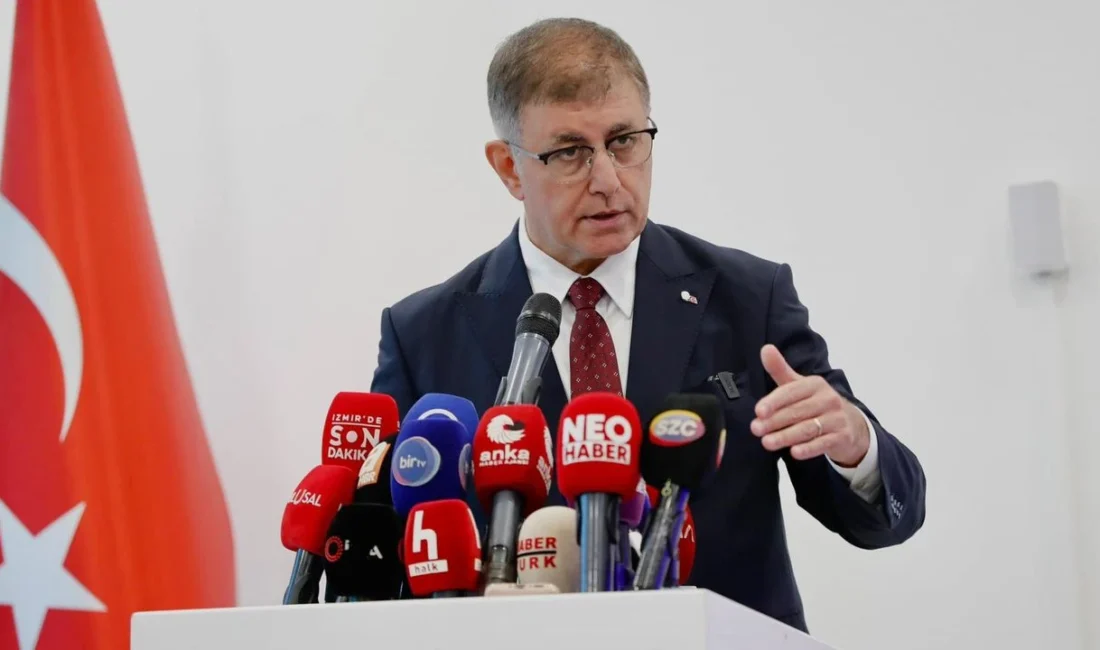 CHP İzmir Kulisleri Hareketli: Tugay’dan Vekillere ‘Değişime Uyum Sağlayın’ Çağrısı İzmir Büyükşehir Belediye Başkanı Cemil Tugay, ilçe başkanlarının 'milletvekilleri sahada