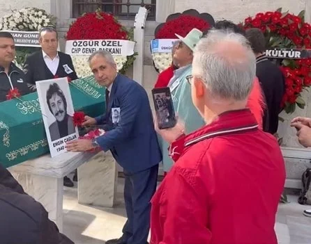 Engin Çağlar’ın Cenazesinde Tepki Çeken Görüntüler: Tabutla Fotoğraf Kuyruğu Yeşilçam efsanesi Engin Çağlar’ın cenazesinde tabutla fotoğraf çektirenler tepki çekti.