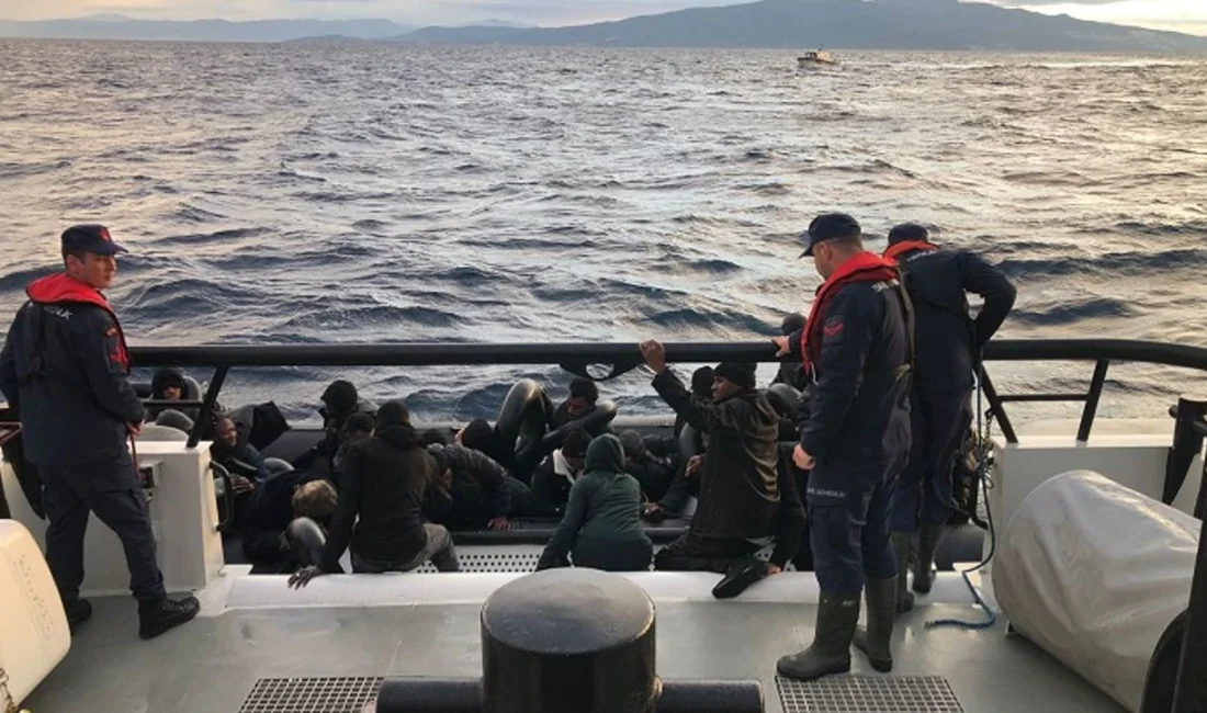 İzmir'in Dikili ve Foça açıklarında 5'i çocuk 75 düzensiz göçmen