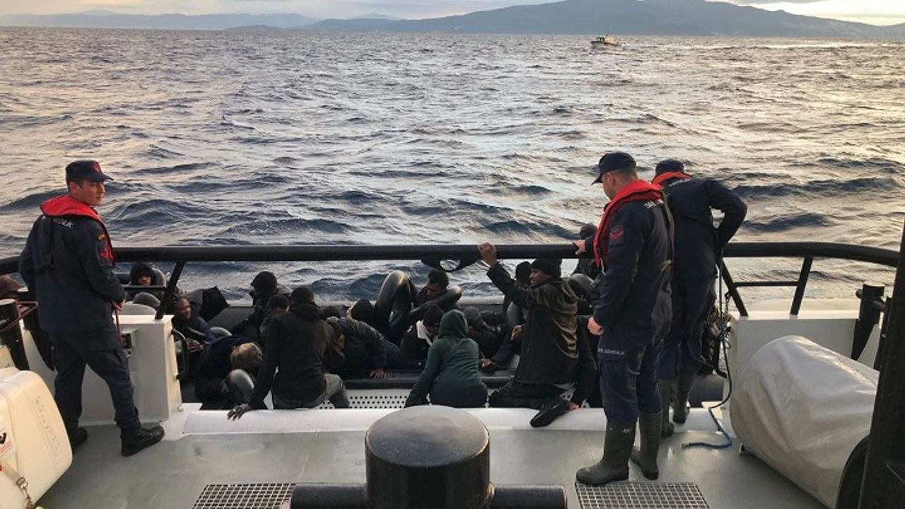 İzmir'in Dikili ve Foça açıklarında 5'i çocuk 75 düzensiz göçmen