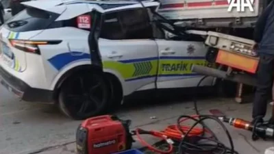 Manisa'nın Alaşehir ilçesinde trafik polislerinin bulunduğu ekip aracının park halindeki