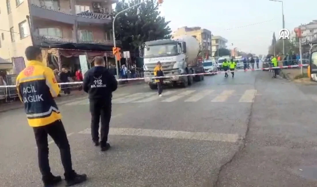 İzmir'in Ödemiş ilçesinde, torununu okula götüren Nadire K. (64), yaya
