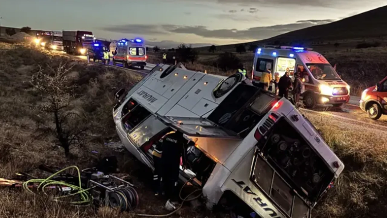 Afyonkarahisar Dinar'da Elazığ Murat Turizm'e ait yolcu otobüsünün şarampole devrilmesi
