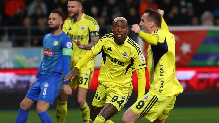 Fenerbahçe, Süper Lig'de Çaykur Rizespor deplasmanında 2-0 geriye düştüğü maçı