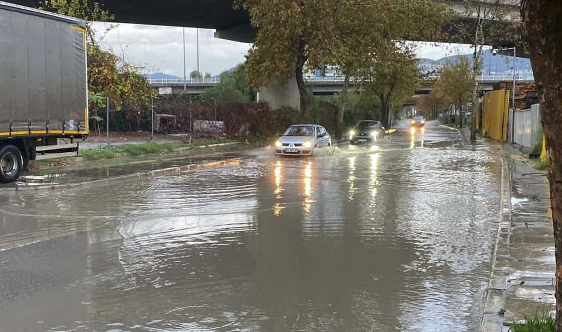 Meteoroloji ve AFAD'ın sarı kodlu uyarısının ardından İzmir'de gök gürültülü