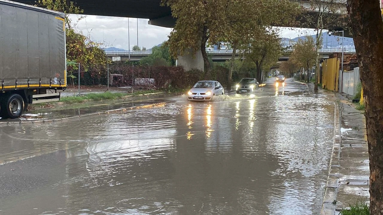Meteoroloji ve AFAD'ın sarı kodlu uyarısının ardından İzmir'de gök gürültülü