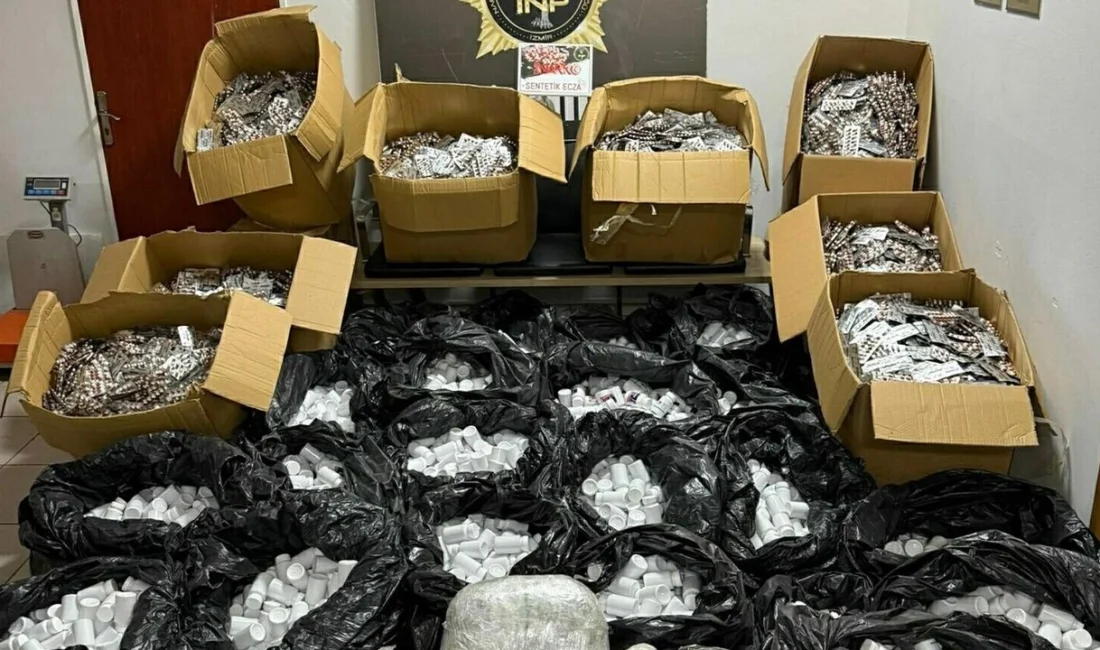 İzmir Buca'da Narkotik Suçlarla Mücadele ekiplerinin bir depoya düzenlediği operasyonda