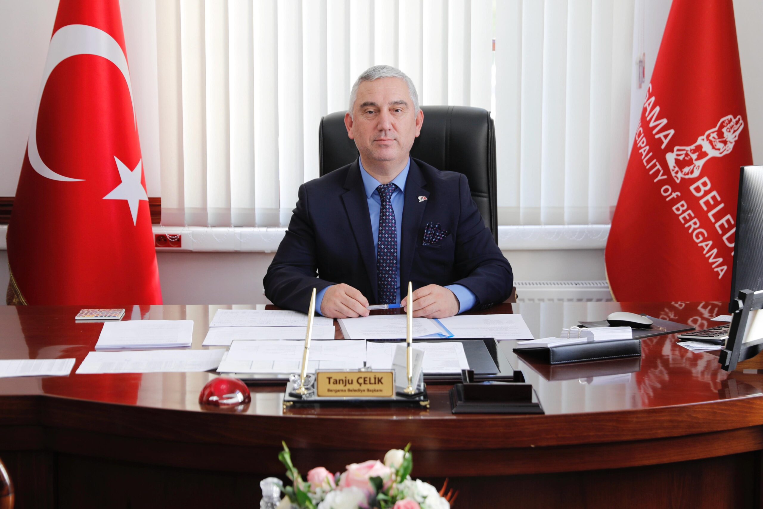 Bergama Belediye Başkanı Tanju Çelik, 24 Kasım mesajında öğretmenliğin onurlu