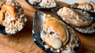 İstanbul'daki trajik gıda zehirlenmesi sonrası İzmir’de ruhsatlı bir midyeci esnafı,