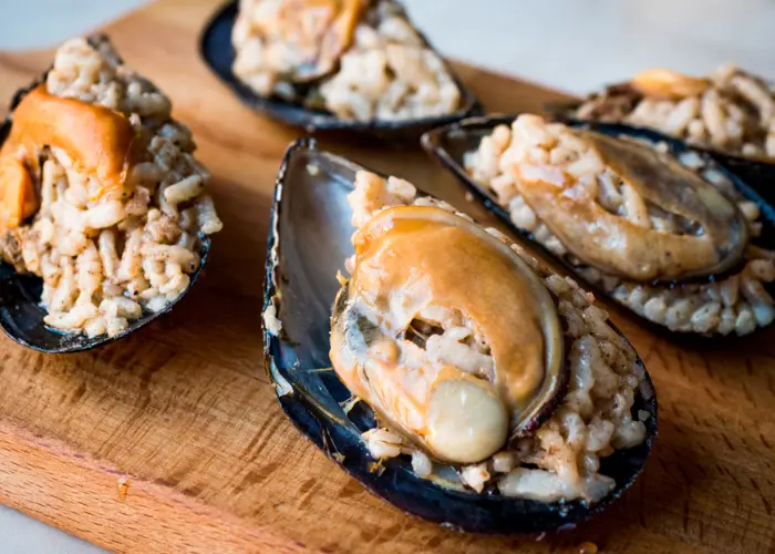 İstanbul'daki trajik gıda zehirlenmesi sonrası İzmir’de ruhsatlı bir midyeci esnafı,