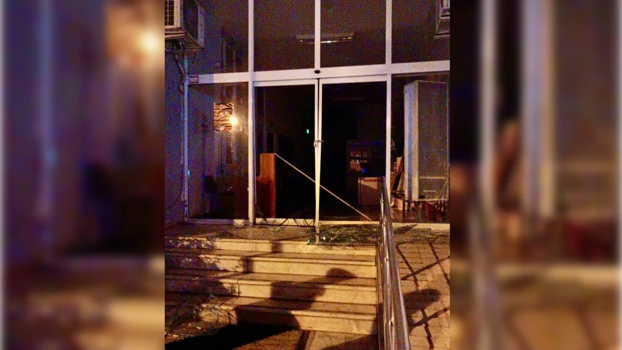 Dün gece saatlerinde Kiraz Belediyesi hizmet binasına A.B. isimli bir